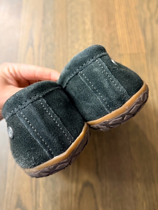 Minnetonka Men\'s Suede Sheepskin Tobie Slippers in Charcoal Size 8 main image 6